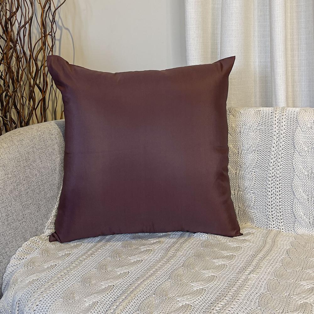 Almofada Bora Bora 50x50cm tom marrom em microfibra macia com enchimento siliconado e zíper invisível, ideal para decoração elegante Belchior